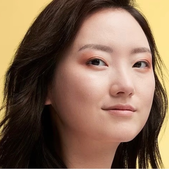 MAC Studio Radiance Face & Body Foundation W2 - Picture 5 of 12